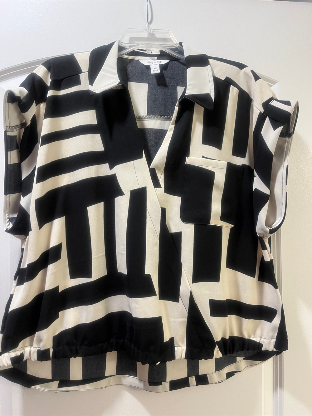 Nine West Black & Cream Geometric Short-Sleeve Button-Front Top